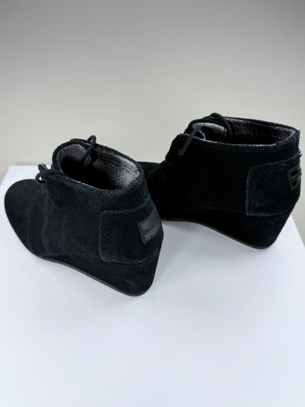 🎉Host Pick🎉 TOMS Black Suede Desert Wedge Booties Flannel Lined W8 - Picture 5 of 8